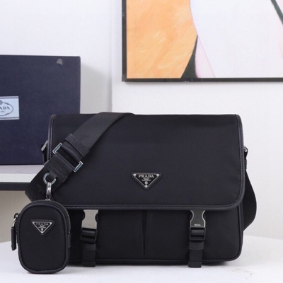 PRADA メッセンジャーバッグ リサイクルナイロン サフィアーノ メンズ 32×24×12cm