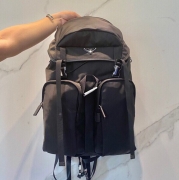 プラダ スタイル マウンテン リュック 2VZ019 サイズ：32×52×19cm