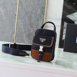 PRADA スマホポーチ リサイクルナイロン サフィアーノ メンズ 11.5×17×4.5cm
