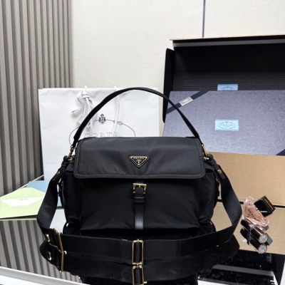 PRADA メッセンジャーバッグ リサイクルナイロン ユニセックス 37.5×19×12cm