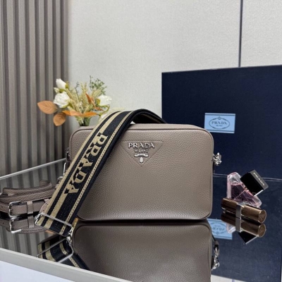 PRADA ショルダーバッグ ディアスキンレザー デュアルストラップ メンズ 22×14×8cm