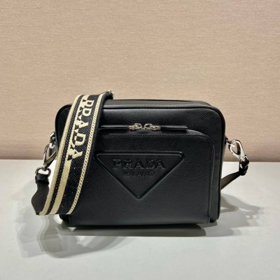 PRADA ショルダーバッグ サフィアーノレザー 刺繍テープ付き メンズ 24×18×6cm