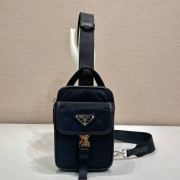 PRADA スマホポーチ リサイクルナイロン サフィアーノ メンズ 11.5×17×4.5cm