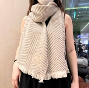 シャネル 新作。スコットランド産トップ級メリノウール。100％ウール 38x200