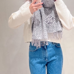 ロエベ 新作チェッカースカーフ