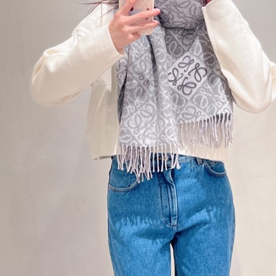 ロエベ 新作チェッカースカーフ