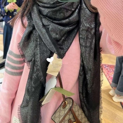 グッチ GG金糸提花ストール140。100％シルクベロア、金糸 140x140cm