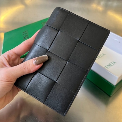 BOTTEGA VENETA カセット パスポートケース ユニセックス 13.6×10.5cm