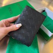 BOTTEGA VENETA イントレチャート パスポートケース ユニセックス 13.3×9.5cm