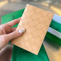 BOTTEGA VENETA イントレチャート パスポートケース ユニセックス 13.3×9.5cm