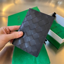 BOTTEGA VENETA イントレチャート パスポートケース ユニセックス 13.3×9.5cm