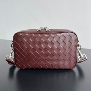 BOTTEGA VENETA イントレチャート カメラバッグ メンズ 24.5×15×6cm