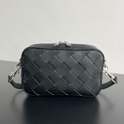 BOTTEGA VENETA イントレチャート カメラバッグ メンズ 24.5×15×6cm