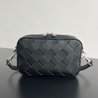 BOTTEGA VENETA イントレチャート カメラバッグ メンズ 24.5×15×6cm