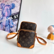 LOUIS VUITTON アマゾーヌ ショルダーバッグ モノグラム キャンバス メンズ 20×13.5×8cm