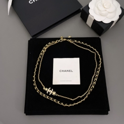 ネックレス C ダブルフラワーレザーチョーカー — ヴィンテージ感あふれるゴールドフラワー、職人技光る