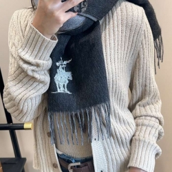 バーバリー 息をのむ美しさ、まとっても巻いても美しい。一目で忘れられない。デザイン性抜群 30x180cm