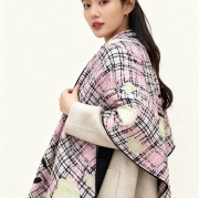 シャネル 25年秋冬新作。ツイード風とカメリア。140両面シルクベロアストール 135x135cm