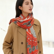 エルメス カシミヤ新作。両面同色。立体パターン。70％カシミヤ30％シルク 140cmx140cm