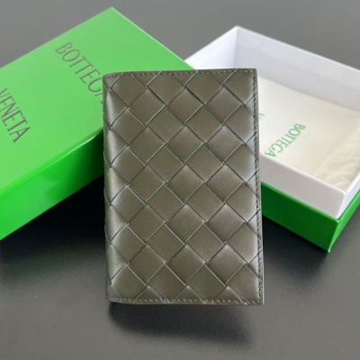 BOTTEGA VENETA イントレチャート パスポートケース ユニセックス 13.3×9.5cm