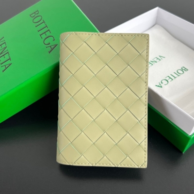 BOTTEGA VENETA イントレチャート パスポートケース ユニセックス 13.3×9.5cm