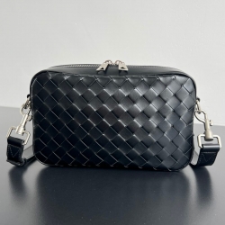 BOTTEGA VENETA イントレチャート カメラバッグ メンズ 24.5×15×6cm