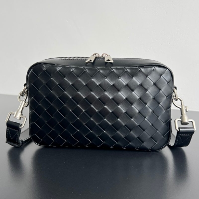 BOTTEGA VENETA イントレチャート カメラバッグ メンズ 24.5×15×6cm