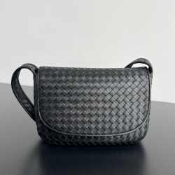 BOTTEGA VENETA ヴェネト シープレザー ショルダーバッグ メンズ 26×18.5×5cm