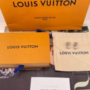 ルイ ヴィトン スタイル ピアス モノグラム フラワー