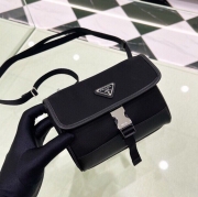 PRADA スマホポーチ パラシュートナイロン サフィアーノ メンズ 18×12.5×2.5cm