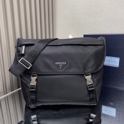 PRADA メッセンジャーバッグ リサイクルナイロン メンズ 30×27.5×14.5cm