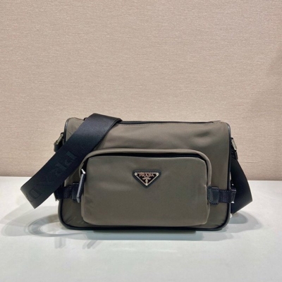 PRADA メッセンジャーバッグ リサイクルナイロン サフィアーノ メンズ 28×17.5×10cm