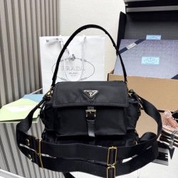 PRADA メッセンジャーバッグ リサイクルナイロン ユニセックス 30×14×10cm