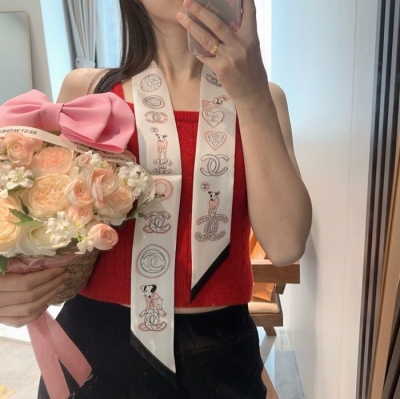 シャネル ツイリー小スカーフ。100％シルク 120 6cm