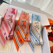 エルメス 新作ツイリー。18ムーメンシルク。両面。100％シルク 5X86cm