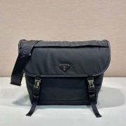 PRADA メッセンジャーバッグ リサイクルナイロン メンズ 30×27.5×14.5cm