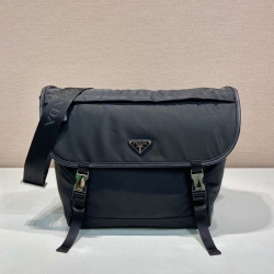 PRADA メッセンジャーバッグ リサイクルナイロン メンズ 30×27.5×14.5cm