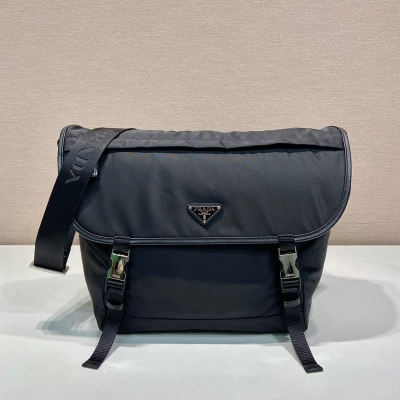 PRADA メッセンジャーバッグ リサイクルナイロン メンズ 30×27.5×14.5cm