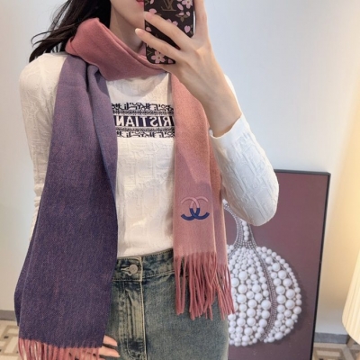 シャネル めったに見ない優しい色合い。グラデーション 35 x 180cm