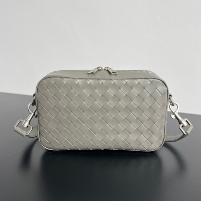 BOTTEGA VENETA カメラバッグ イントレチャート メンズ 24.5×15×6cm