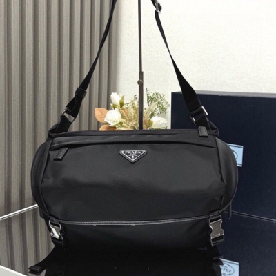 PRADA メッセンジャーバッグ リサイクルナイロン メンズ 32×18×16cm