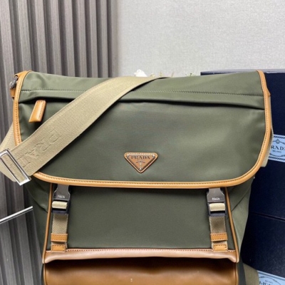 PRADA メッセンジャーバッグ リサイクルナイロン メンズ 30×27.5×14.5cm