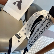 シャネル ツイリー小スカーフ。100％シルク 120 6cm