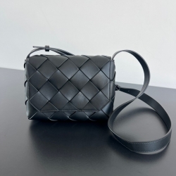 BOTTEGA VENETA ディアゴ カーフレザー ショルダーバッグ ユニセックス 22.5×16.5×5.5cm
