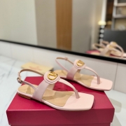 【VALENTINO】新作Vサンダルレディース