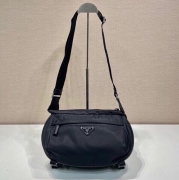 PRADA メッセンジャーバッグ リサイクルナイロン メンズ 27×15.5×14cm