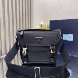 PRADA メッセンジャーバッグ リサイクルナイロン メンズ 20×19×10cm
