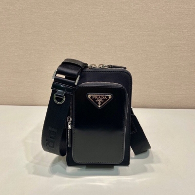 PRADA スマホポーチ リサイクルナイロン レザー メンズ 11.5×18×4cm