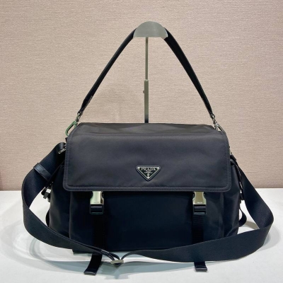 PRADA エクスプローラ ショルダーバッグ リサイクルナイロン メンズ 42×22×20cm