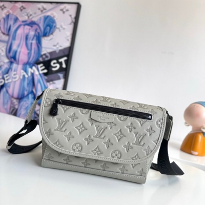 LOUIS VUITTON パルス メッセンジャーバッグ モノグラムシャドウ レザー メンズ 26.6×17×11cm